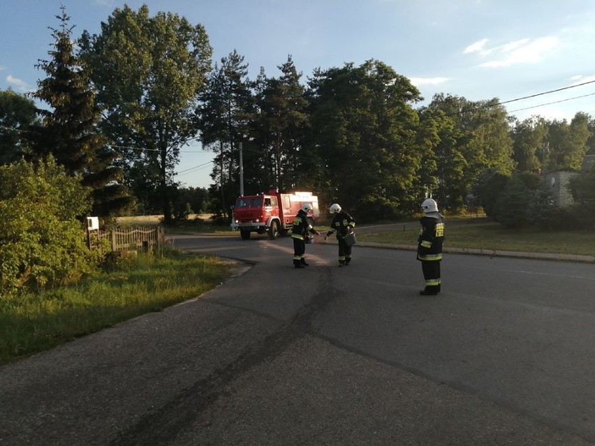 Gmina Gizałki. Plama oleju na drodze ciągnęła się kilka kilometrów. Strażacy zneutralizowali substancję