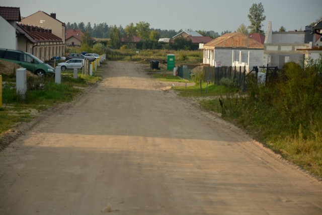 Na ulicach sępoleńskiego osiedla rozbudowującego się w stronę Kawli po zmroku jest kompletnie ciemno. Tak jest na przykład na ulicy Bratkowej (na zdjęciu)