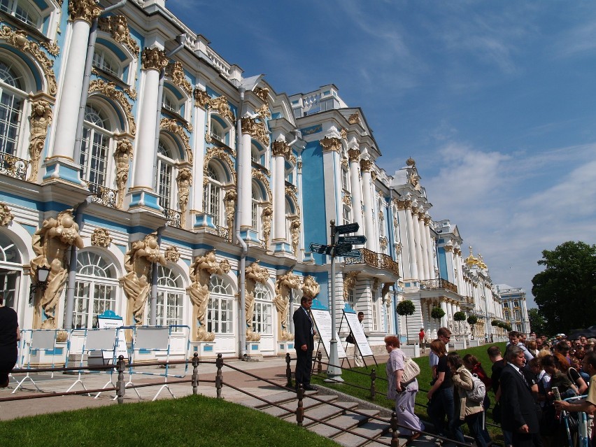 Carskie Sioło imponuje zewnętrzną fasadą pałacu, ale ogrody...