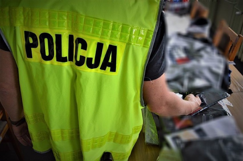 Tczew: policjanci zabezpieczyli podrobione ciuchy za ponad 40 tys. zł [ZDJĘCIA]