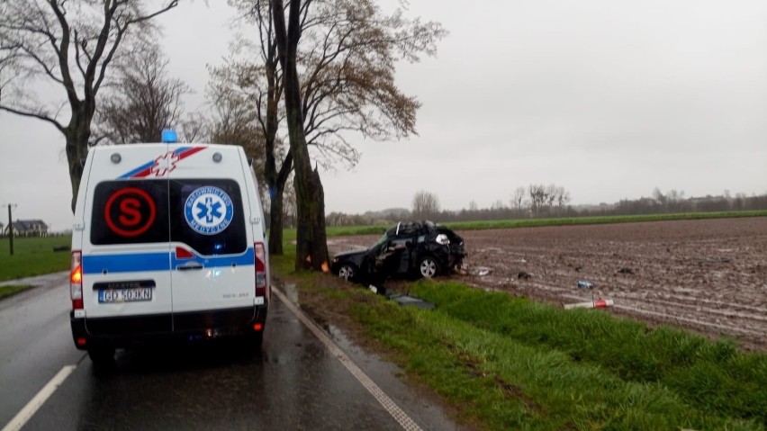 Tragiczny wypadek w Radominie. Samochód osobowy uderzył w drzewo. Jedna osoba nie żyje