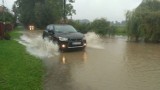 Śląskie: Stany ostrzegawcze i alarmowe na rzekach! Zalane drogi, pola... i szkoły [WIDEO, ZDJĘCIA]