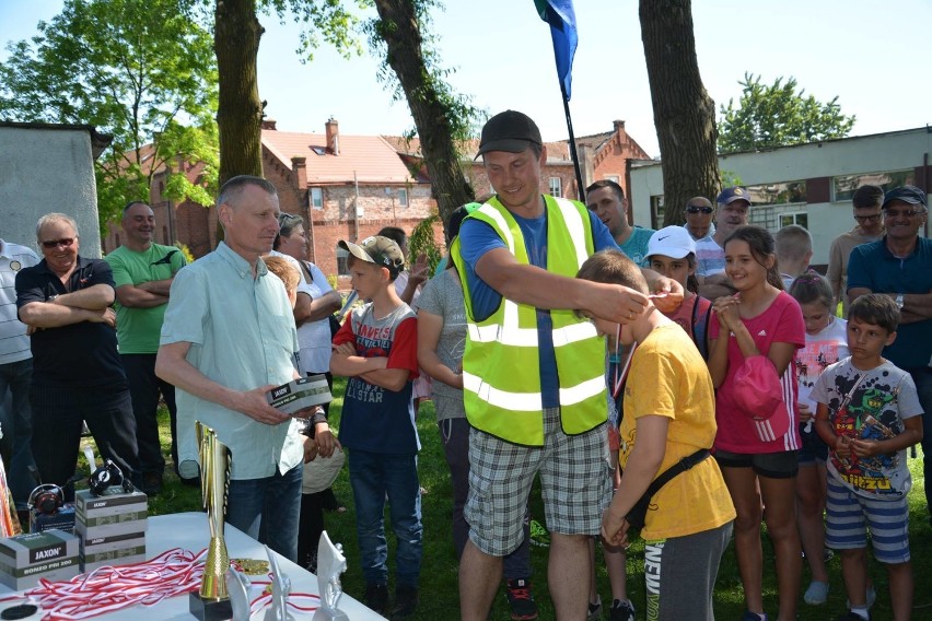 Nowy Dwór Gdański. Dekoracja uczestników zawodów wędkarskich...