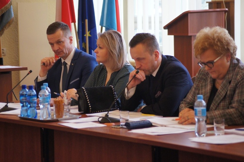 Na sesji rady miasta Radomska o podwyżkach, inwestycjach i alkoholu [ZDJĘCIA]