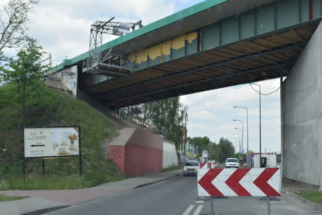 Remont wiaduktu na Nowopszczyńskiej w Żorach, a wraz z nimi utrudnienia dla kierowców potrwają dłużej