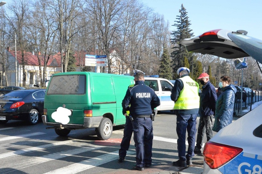 Nowy Sącz. Wypadek na skrzyżowaniu ul. Jagiellońskiej i Mickiewicza. Potrącony rowerzysta trafił do szpitala [ZDJĘCIA]