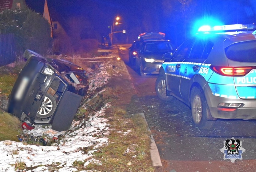 Pijany nastolatek dachował samochodem w Głuszycy. W Wałbrzychu policjanci przebadali ponad 300 kierowców