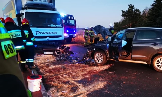 Wypadek w Kamieńsku. Samochód osobowy zderzył się z ciężarówką