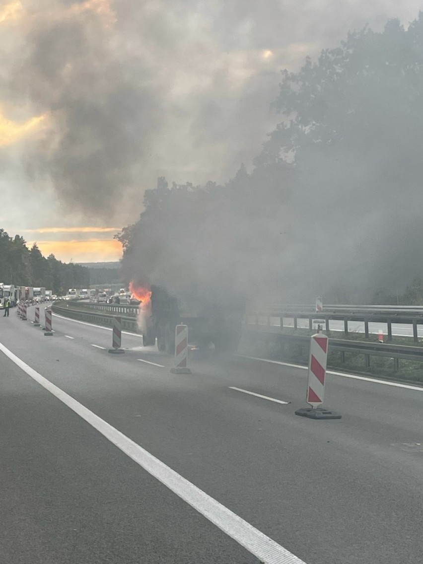 Pożar ciężarówki na autostradzie A6. Ogromne utrudnienia w...