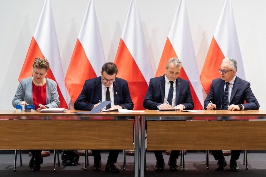 Umowy podpisali m.in. włodarze powiatu żnińskiego i gminy...