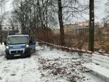 Runął mur w parku Wilsona. Strażacy i policja sprawdzają gruzy [ZDJĘCIA, WIDEO]