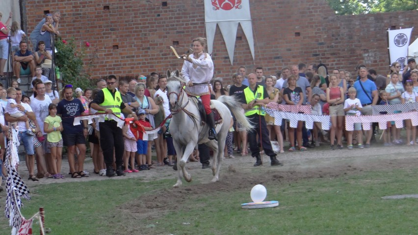 Pokaz łucznictwa konnego na dziedzińcu zamku w Łęczycy 