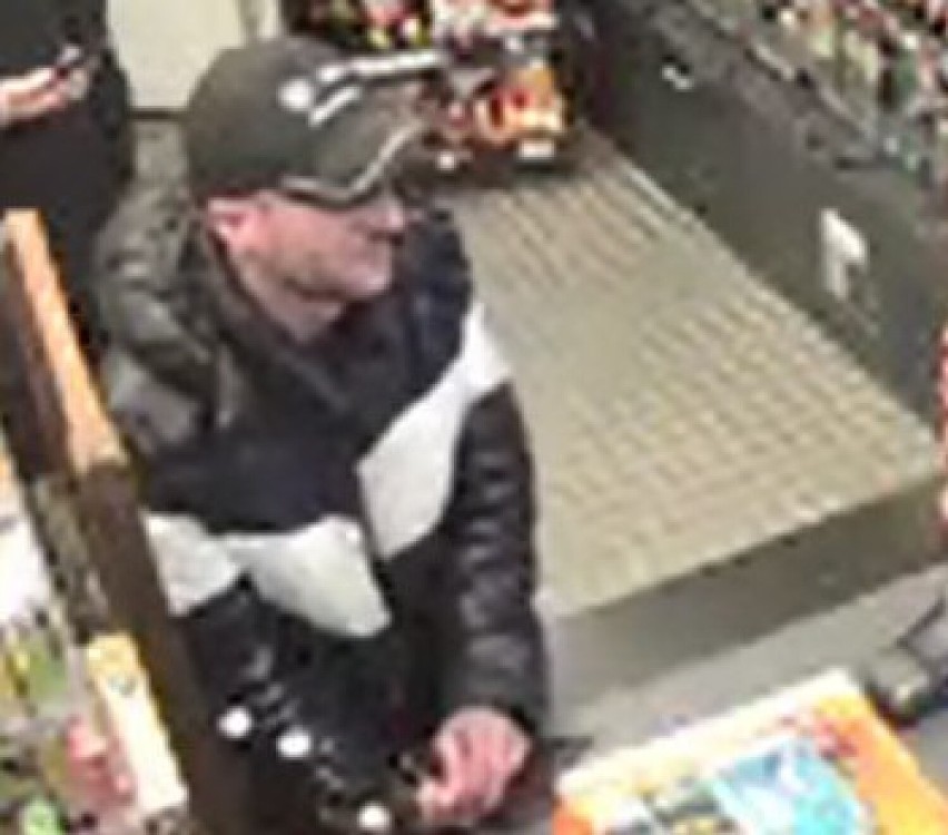 Rozpoznajesz tego mężczyznę? Jest podejrzany o uszkodzenie drzwi do sklepu w Bydgoszczy