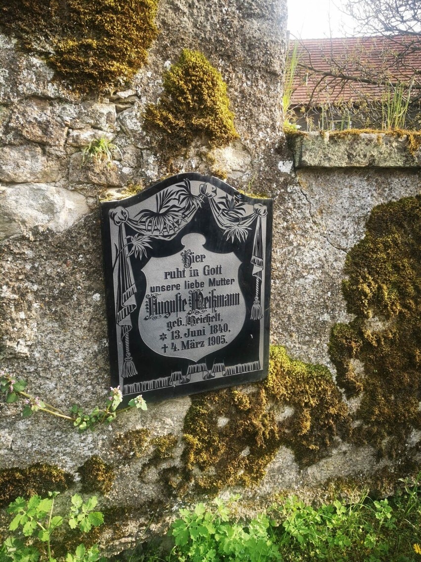 Jeden z najmłodszych nagrobków na cmentarzu przy kościele