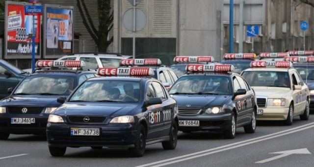 Protest taksówkarzy Warszawa 2015. Korki od godz. 7 do 12 [UTRUDNIENIA, STRAJK]