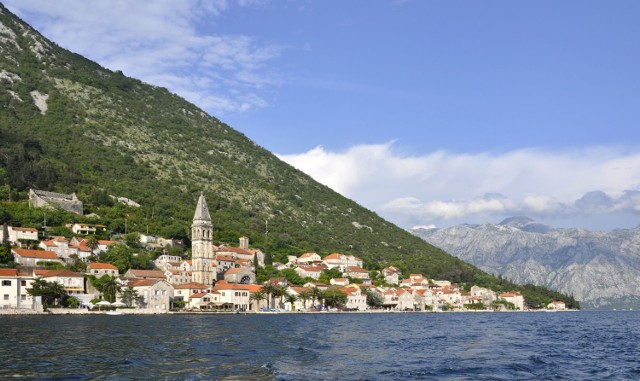 Widok na Perast od strony morza. Fot. Teresa Stachowicz