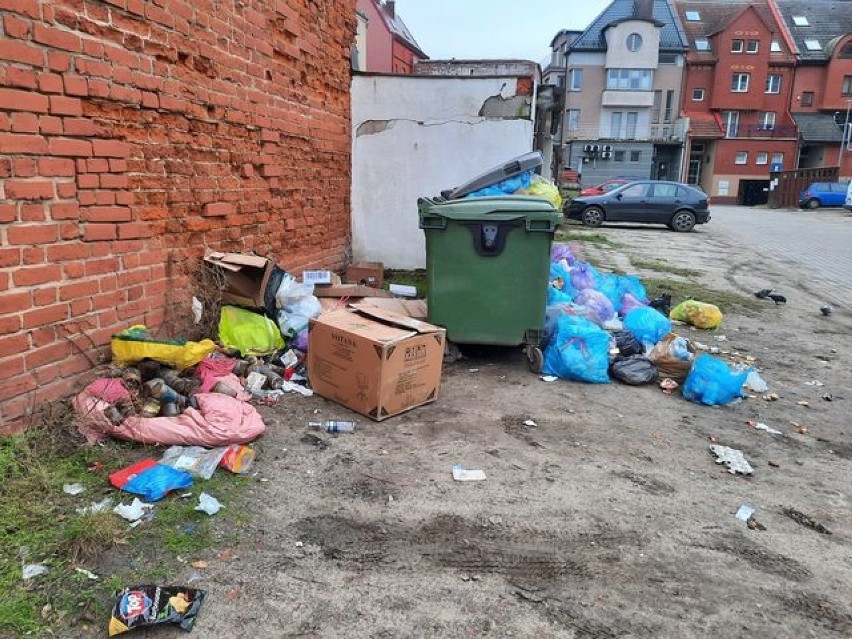 Lębork. Pojemniki w miejsce spalonych wiat. Czytelniczka skarży się na walające się odpady w centrum miasta