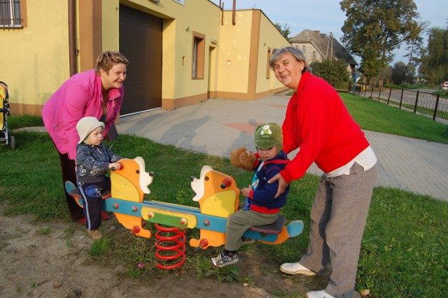 Agnieszka Szoska, mama 1,5-rocznego Dawida (z lewej) i Zofia Bednarek, babcia 3-letniego Szymona lubią odwiedzać z dziećmi plac zabaw, a teraz oczekują na imprezę z okazji Mikołajek