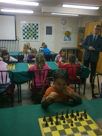 Sześciolatki z Przedszkola Nr 2 uczą się gry w szachy