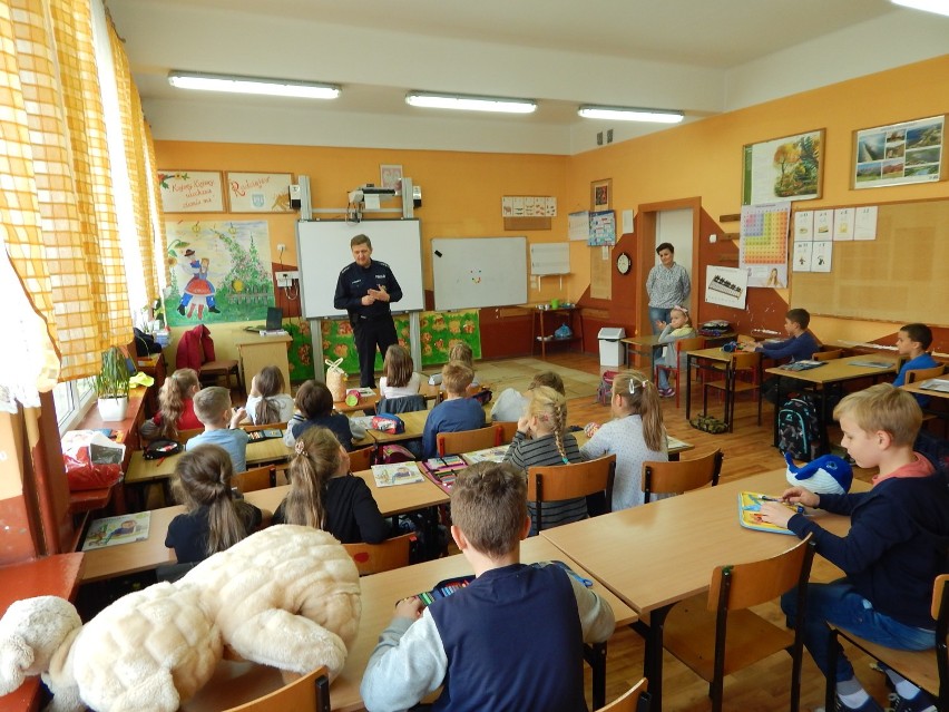 Policjanci odwiedzili klasę I c z Miejskiego Zespołu Szkół w Radziejowie [zdjęcia]