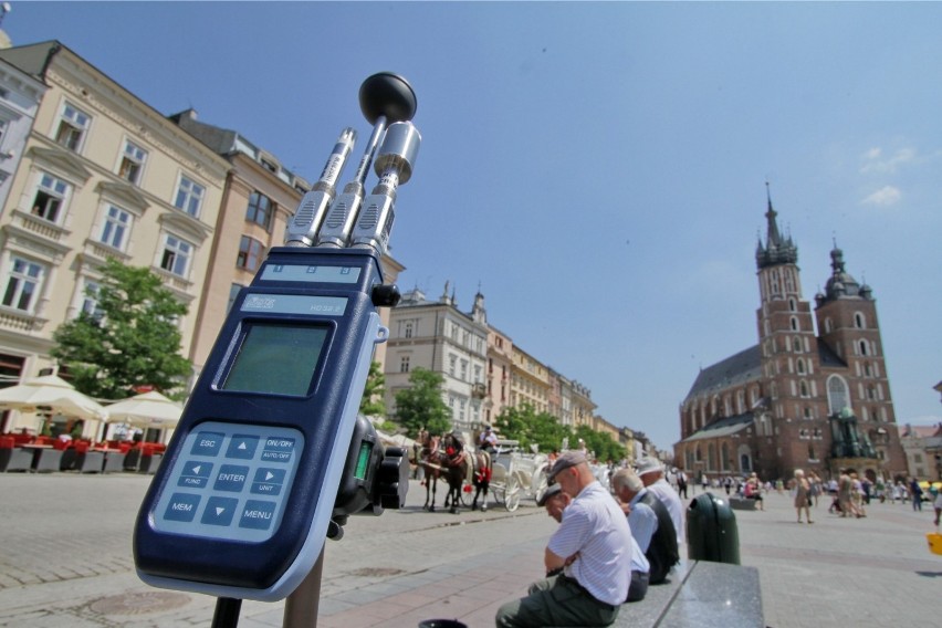 Zamknięty postój dla dorożek na Rynku Głównym w Krakowie