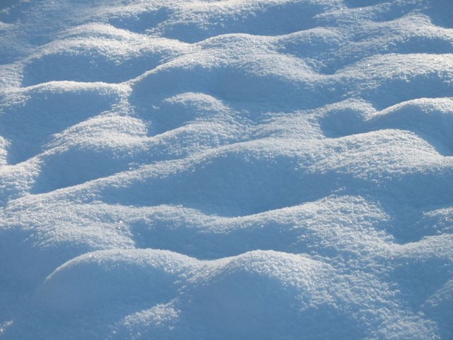 Źródło: http://commons.wikimedia.org/wiki/File:Field-with-snow-champ-enneige.jpg