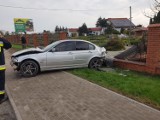 Wypadek w Stopce pod Bydgoszczą. BMW wpadło na barierki, kierowca uciekł [zdjęcia]