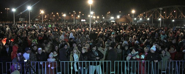 Miejska impreza sylwestrowo - noworoczna odbyła się na terenie Mariny.  Na scenie największe hity lat 80-tych i 90-tych w wykonaniu Cheri Ladies Band, w programie zaplanowano też zabawę z muzyką mechaniczną poprowadzi ją DJ Fresh. 

O północy wielki pokaz sztucznych ogni ufundowany przez  OPEC z okazji 50 lat tej firmy.



