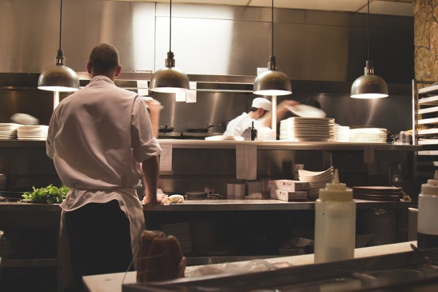 Szefowie kuchni zdradzają, których dań w restauracjach nigdy nie zamawiają i których lepiej unikać. 

Dlaczego? I jakie to dania? Sprawdź!

Aby przejść do kolejnego zdjęcia przesuń stronę gestem lub kliknij strzałkę w prawo na zdjęciu.


Nasz Flesz - kiedy należy zmienić opony?

