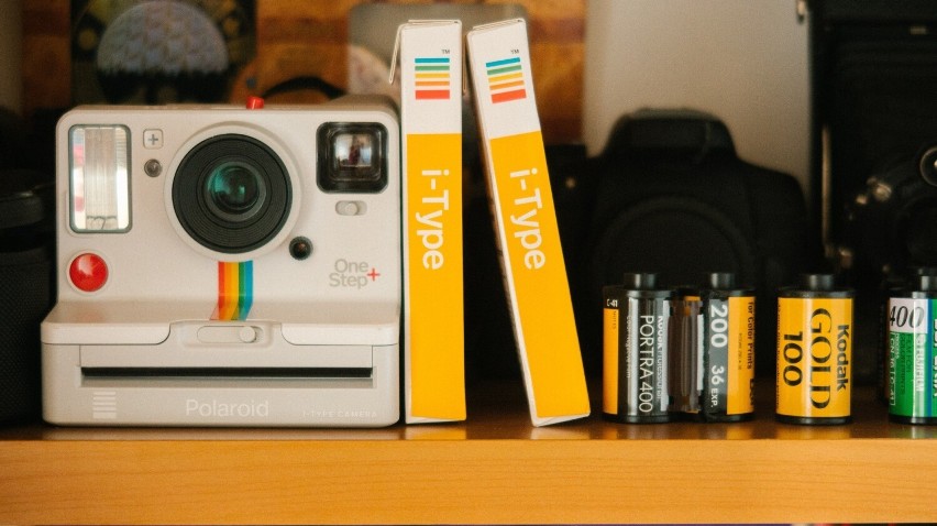 Robienie zdjęć aparatem Polaroid w latach 80. i 90....