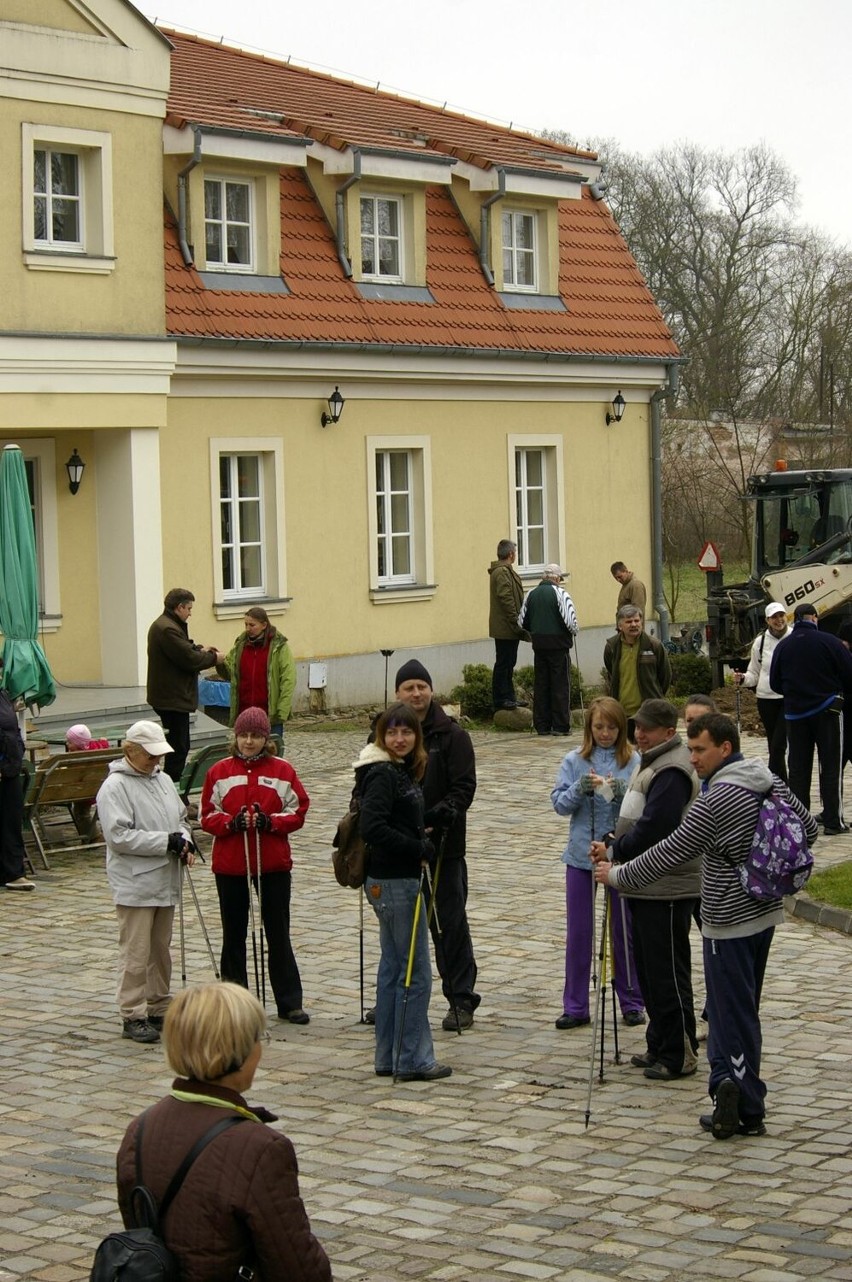 Ponad 90 uczestników imprezy nordic-walking w Ośrodku Edukacji Przyrodniczej w Chalinie