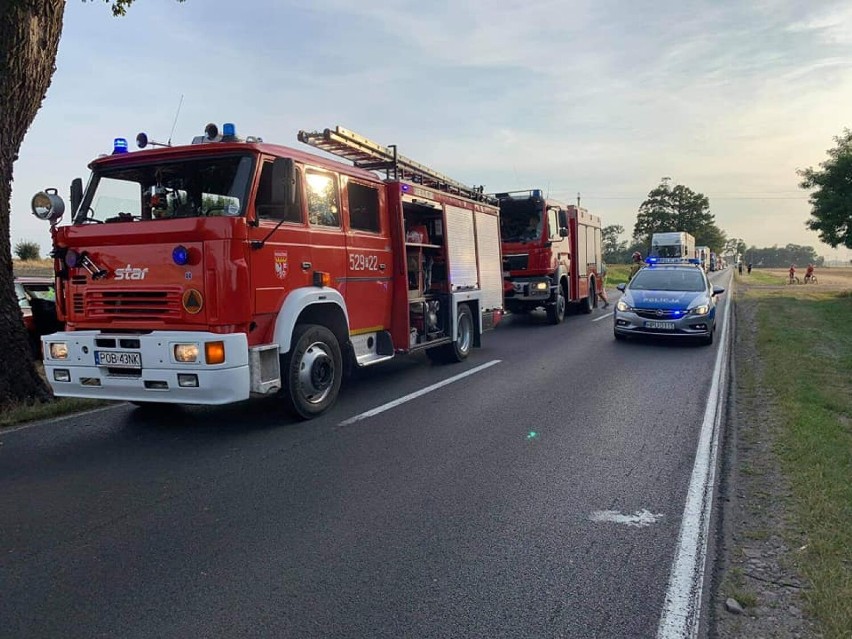 Przerażający wypadek. Samochód wbił się w drzewo. Sprawcą był kierowca BMW [ZDJĘCIA]