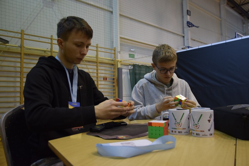 W Skierniewicach trwają zawody w speedcubingu, czyli układaniu kostki Rubika na czas