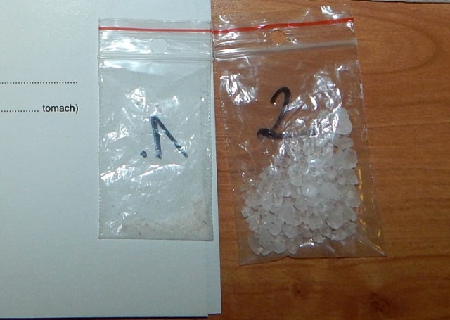 Policjanci z Radziejowa znalazła woreczki z białymi kryształkami. Jak wykazała wstępna analiza testerem narkotykowym, było to ponad 5 g metamfetaminy