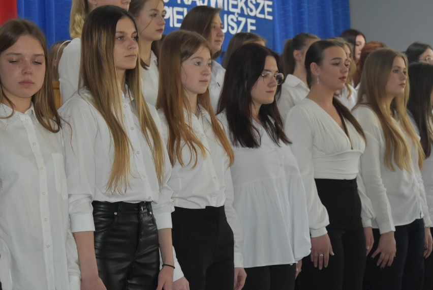 Koniec roku szkolnego w sieradzkim "Jagiellończyku". 170 uczniów odebrało świadectwa FOTO