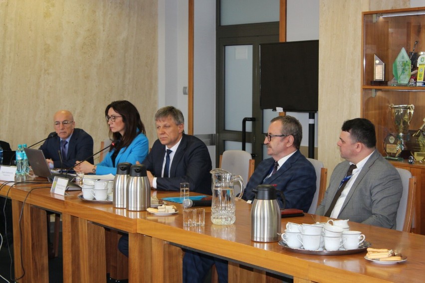 Na sesji Rady gminy Kleszczów pojawili się przedstawiciele...