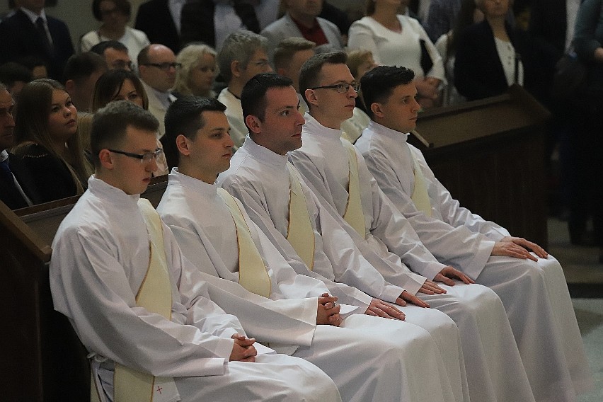 Arcybiskup Grzegorz Ryś wyświęcił dziewięciu nowych kapłanów (ZDJĘCIA)