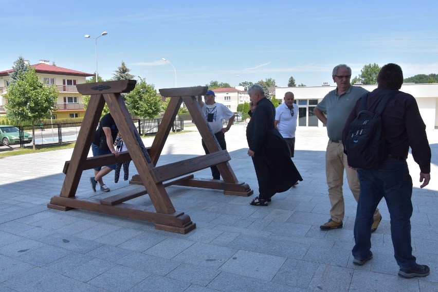 Dzwon św. Jadwigi przyjechał  do Gorlic z pracowni ludwisarskiej w Przemyślu. Na 15 sierpnia zaplanowane zostało jego uroczyste poświęcenie 