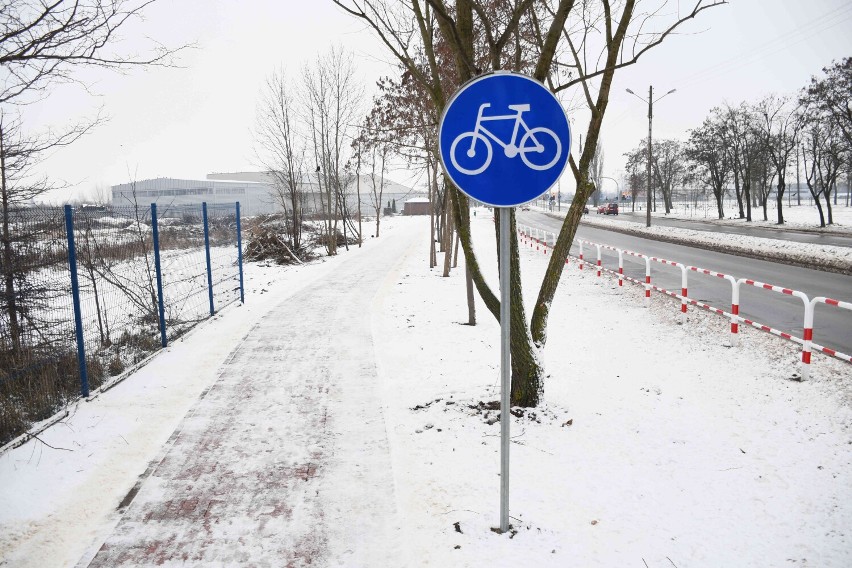 Nowy chodnik i ścieżka rowerowa wzdłuż ulicy Żelaznej w...