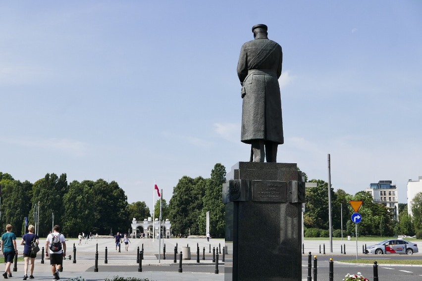 Ruszyła odbudowa Pałacu Saskiego. Trwa ustawianie ogrodzenia na pl. Piłsudskiego