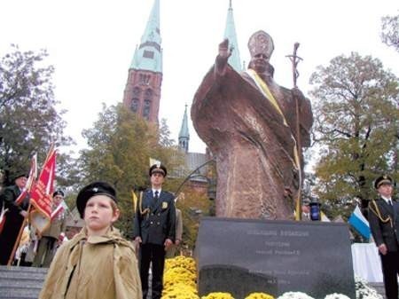 Przed wejściem do bazyliki Św. Antoniego w Rybniku odsłonięto wczoraj pomnik Jana Pawła II. Adrian Karpeta