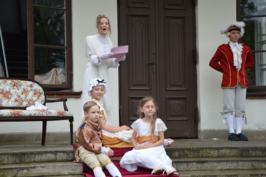 Na urodzinach u hrabiego Antoniego Ostrowskiego. Odsłonięcie tablicy epitafijnej w Ujeździe [ZDJĘCIA]