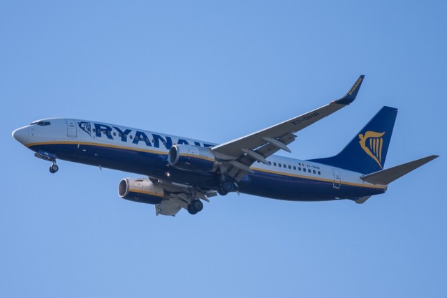 Ryanair uruchomi nową trasę z Bydgoszczy do Kijowa (lotnisko Boryspol). Połączenie będzie wykonywane 2 razy w tygodniu (w środy oraz w niedziele) od 28 października  2018 roku i stanie się częścią rozkładu lotów Ryanaira z Bydgoszczy na sezon zima 2018/2019. 

Przeczytaj także: To z pewnością najdziwniejsze interwencje mundurowych z Bydgoszczy
-&nbsp;Z okazji ogłoszenia nowego połączenia wprowadzamy do sprzedaży bilety na trasie Bydgoszcz - Kijów już od 119 złotych na podróż do 12 grudnia 2018 roku. Bilety w promocyjnych cenach są dostępne jedynie do piątku 29 czerwca do północy. Można je rezerwować na  stronie internetowej www.ryanair.com - zachęca Olga Pawlonka, dyrektor sprzedaży i marketingu Ryanair.

Ryanair będzie obsługiwało łącznie 22 loty tygodniowo z Bydgoszczy do: Glasgow, Dublina, Birmingham, Londynu (Luton i Stansted), Düsseldorf oraz Kijowa. Na 7 trasach obsługiwać ma 300 tysięcy pasażerów rocznie.
-&nbsp;Dotychczasowa analiza lotów na Ukrainę pokazuje, że uruchomienie nowego połączenia Bydgoszcz - Kijów to bardzo racjonalna decyzja. Decyzję o nowych kierunkach podejmuje przewoźnik, sprzyja temu Port Lotniczy, ale ostatecznie decyzja należy do pasażerów, którzy wybierają określone loty - mówi Zbigniew Ostrowski, marszałek województwa kujawsko-pomorskiego. - Port Lotniczy w Bydgoszczy rozwija się w dobrym kierunku i przekroczy w 2018 roku obsługę 400 tysięcy pasażerów - dodaje Zbigniew Ostrowski.

Przypomnijmy też, że z Bydgoszczy do Kijowa będzie można polecieć wkrótce również Polskimi Liniami Lotniczymi LOT. Ta trasa będzie dostępna już od 2 sierpnia 2018 roku. To kolejne połączenie tego przewoźnika na Ukrainę, po uruchomionych w sierpniu 2017 roku lotach do Lwowa. Samoloty LOT-u będą lądowały na lotnisku Kijów - Żuliany. Loty będą w poniedziałki i piątki.


Rozbój w Grudziądzu. Bezdomni grozili nożem i ukradli "komórkę"

