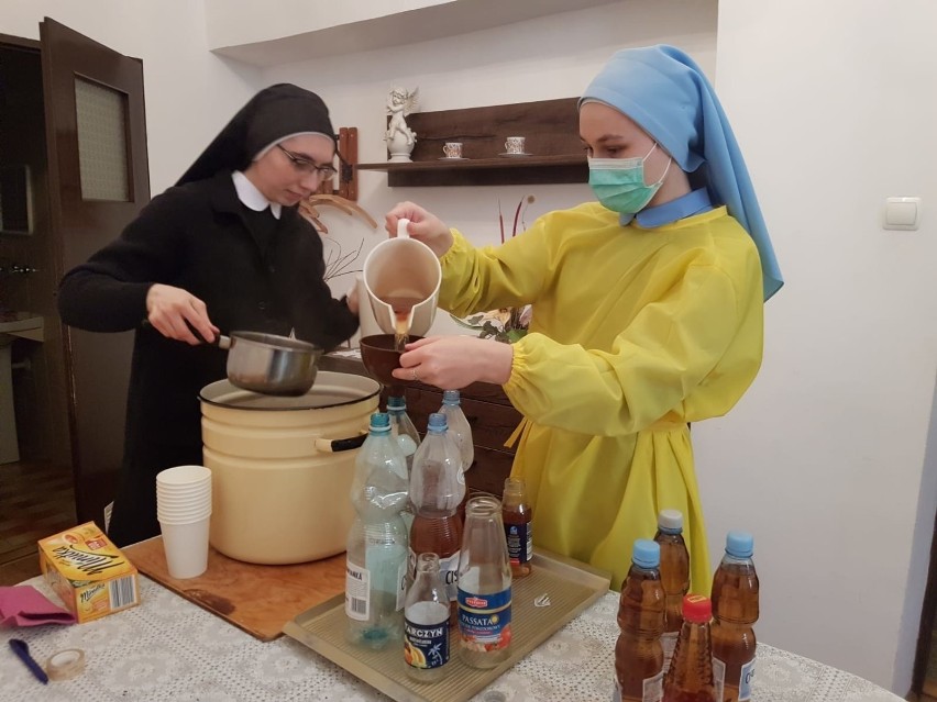 Kraków. Siostry duchaczki w czasie pandemii dbają o bezdomnych. Szyją też maseczki