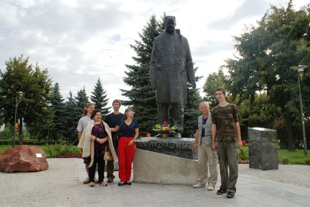 K. Wyżykowska z rodzina przy pomniku odkrywcy miedzi