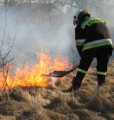 Znów dochodzi do pożarów trawy, celowo podpalanej - w okresie prac żniwnych powoduje to wielkie zagrożenie