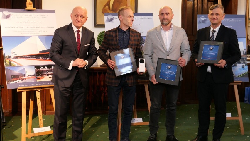 Od lewej: starosta ostrowski Paweł Rajski, architekt Piotr...