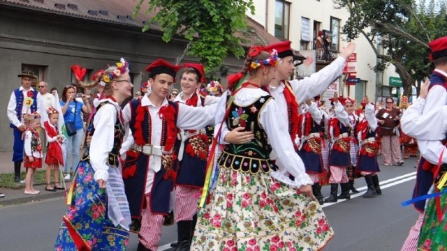 Podczas warsztatów dzieci będą mogły nauczyć się kroków wybranego tańca ludowego i poznać tradycyjne stroje ludowe.