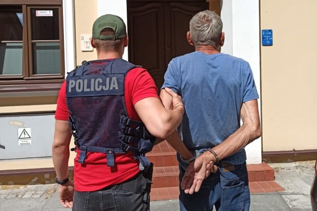 61-letni mężczyzna, który dokonał pobić przechodniów na terenie Koronowa trafił na 3 miesiące do aresztu. Grozi mu jednak nawet 12 lat pozbawienia wolności
