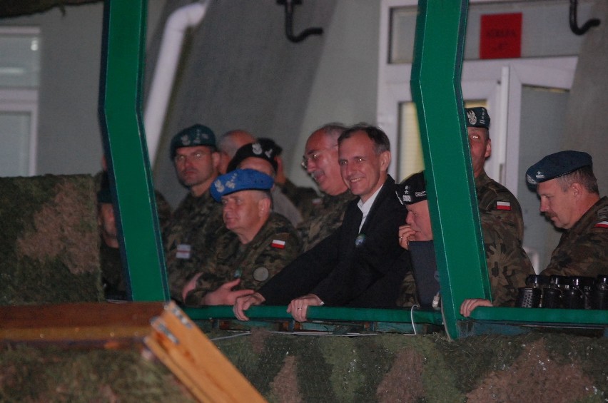 Minister MON obserwował nocne strzalania bojowe w Wicku Morskim